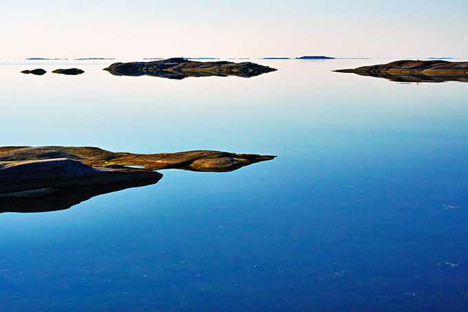 ”Det finns dagar då Östersjön är ett stilla oändligt tak”, skrev Tomas Tranströmer i diktsviten ”Östersjöar”.