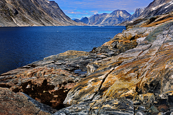 Fjorden Nialiqkqp ikasa. Det är inte lätt att läsa ortnamnen på kartorna som gjordes av Danmark på 1930-talet. Eskimåiska språkgruppen omfattar ett tiotal närbesläktade språk i hela området från Berings sund till östra Grönland.
