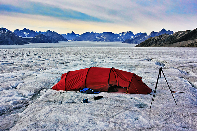 Läger långt ute på den stora glaciären Knud Rasmussen Gletcher...