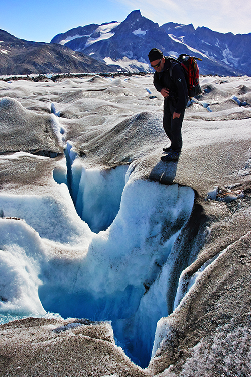 Det finns inget ohyggligare än glaciärbrunnar som är smala lodräta schackt hundratals meter djupa. Som tur är ger isytan bra friktion.