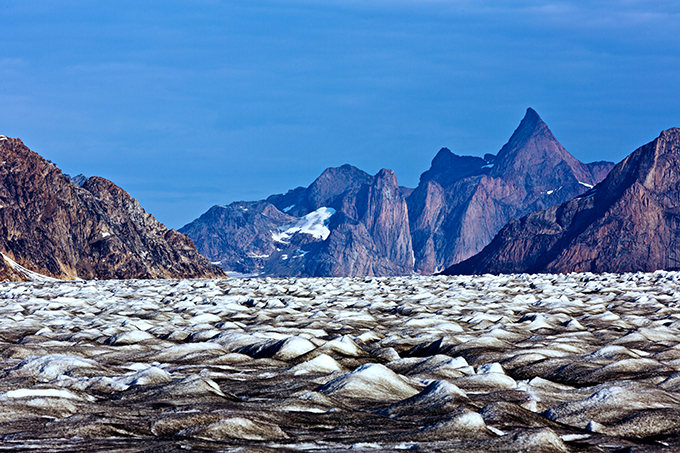 Berget Tupilak är 2264 meter över havet och ett riktmärke ute på Kud Rasmussen Gletcher. Den toppiga glaciärytan beror på att isen främst smälter genom intensiv strålning.