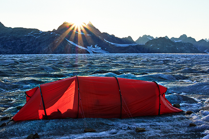 Det är förvånansvärt lätt att tälta på isen. Våra tältpinnar av titan förankrar tältet bra, och med moderna luftmadrasser som isolerar (jag har en Exped) sover man skönt.