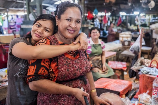 Mor och dotter i Sarongs marknad. /Mother and daughter in the market of Sorong.
