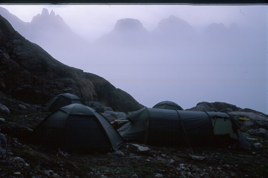 Morgondimman var tät i vårt läger nedanför Grundtvigskirken.