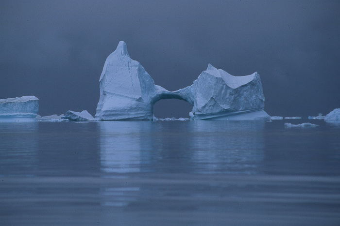 Valvet i isberget är högt nog för Titanic att gå under.