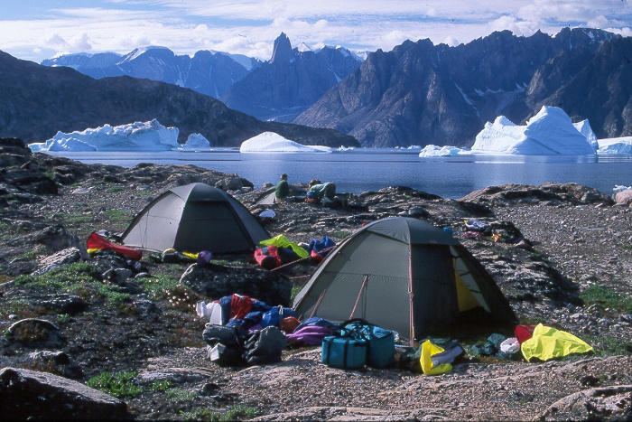 Läger på Björnöarna med Grundtvigskirken 1882 m i på andra sidan fjorden.