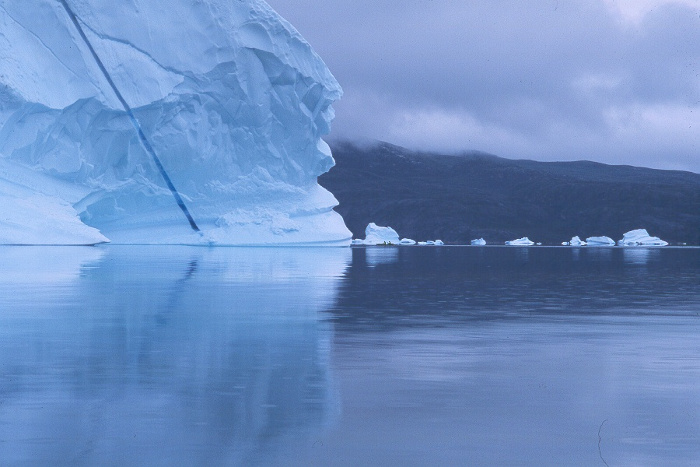 Kajak nedanför isberg.